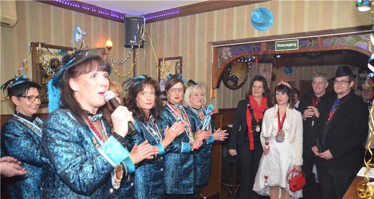 Lewe Leut feierten mit den Lewe Mädcha eine tolle Party Obermöhn Barbara begrüßte die Gäste zum Möhneball und freute sich sehr über den Besuch der Beller „Jäss“ Anna I. und ihrem „Hännes“, Stephan I., samt Gefolge.