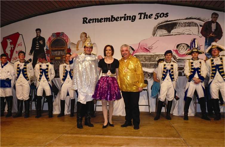 Obermöhn Beate Perzewski (Mitte) überraschte das neue Elferratsmitglied Karl Daub (li.)  mit einer silbernen Glitzerjacke.