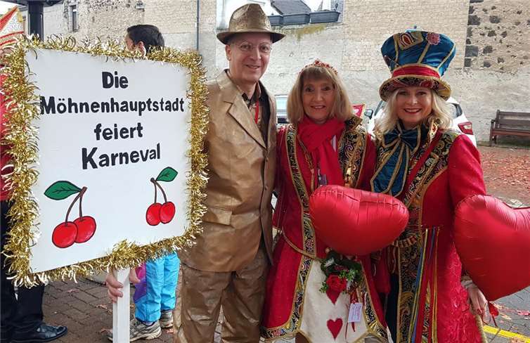 Obermöhn Beatrix Steinigans und Möhnerich Kerstin Andernach vollzogen mit der Rathauserstürmung ihre letzte offizielle Amtshandlung in der „Möhnenhauptstadt Mülheim-Kärlich“.