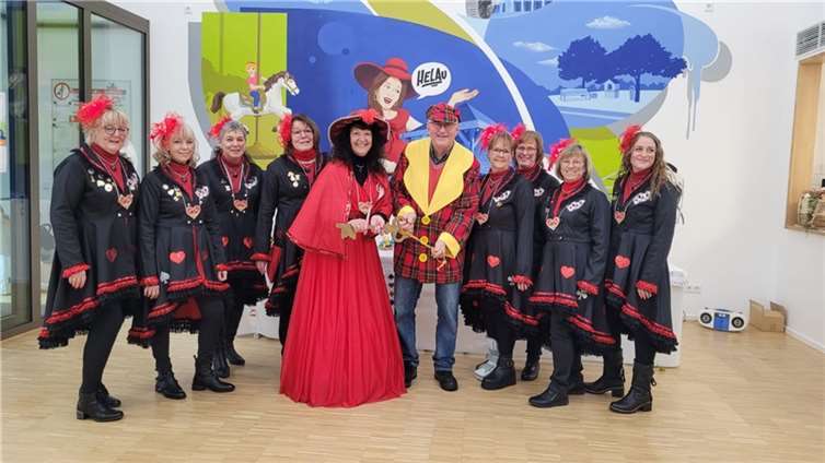 Obermöhn Elisabeth I. vom närrischen Kartenhaus kam samt ihrem Gefolge ins Bürgerhaus.