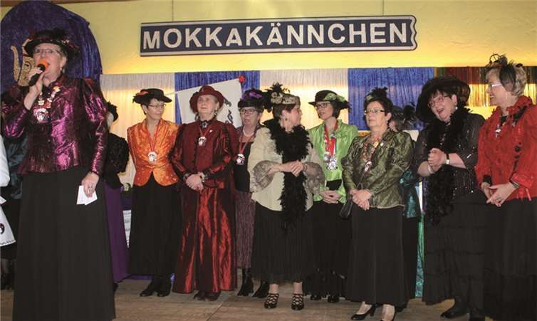 Obermöhn Elke Köster begrüßte mit den Ohlenberger „Mokkakännchen“ die jecken Wiever zur Möhnensitzung. DL