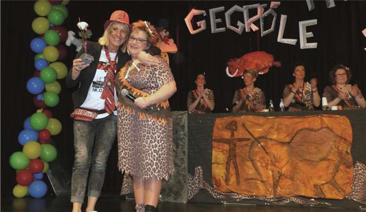 Obermöhn Elke Lenzen vergab den diesjährigen Publikumsorden an Inge Schlich, die mit ihren Kolleginnen aus dem St. Nikolaus-Kindergarten selbstverständlich vor Ort war.