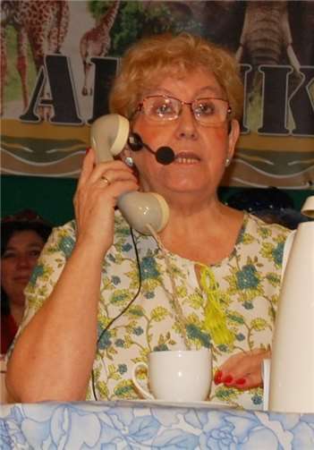 Obermöhn Gisele Monien als konfuse Telefon-Beraterin. Foto: FA