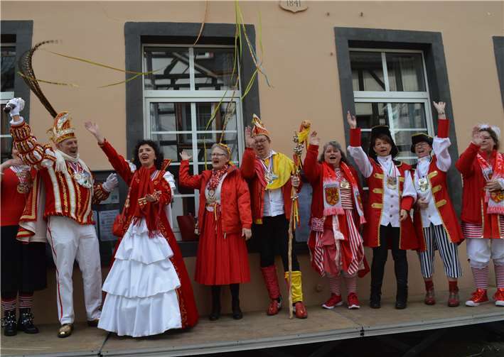 Obermöhn Heike Reinartz hat den Schlüssel an Prinzenpaar Patty und Micha Rautenberg übergeben. Foto: AB
