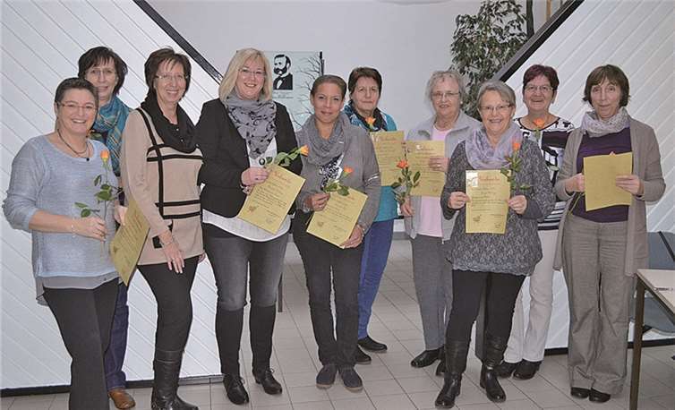 Obermöhn Ingrid Efferz (3. v. l) konnte bei der Weihnachtsfeier der Möhnen zahlreiche Mitglieder für langjährige Treue auszeichnen. AB