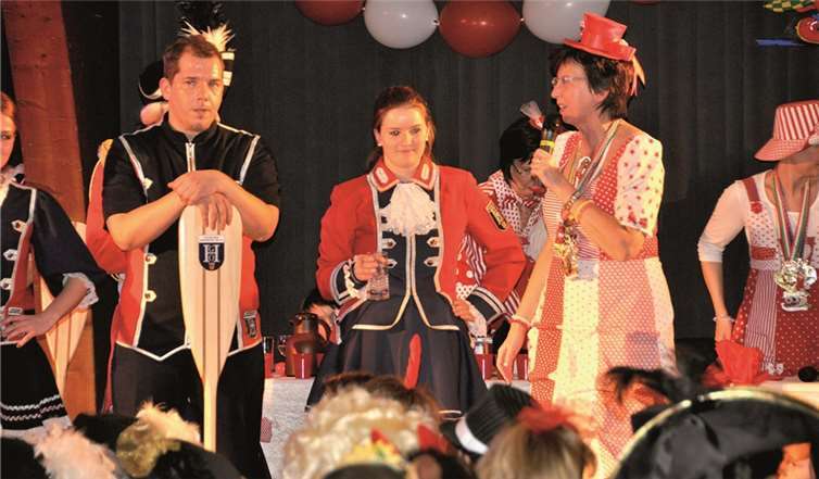 Obermöhn Ingrid Efferz (r.) bedankte sich bei der Hafengarde Oberwinter für deren mitreißenden Auftritt. AB