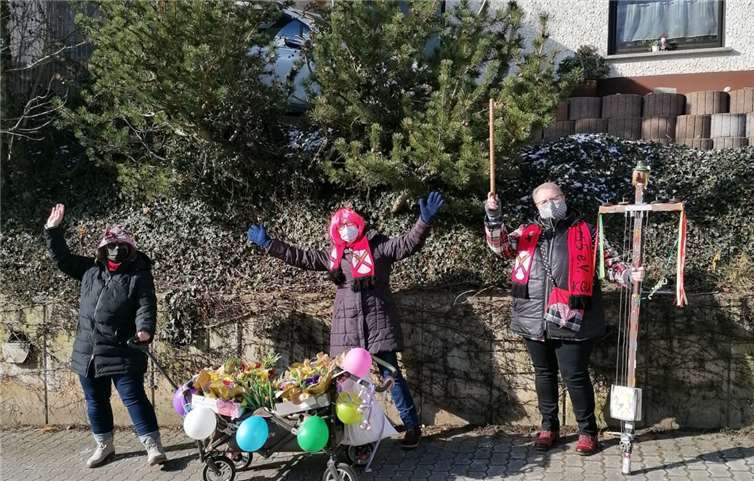 Obermöhn Ingrid Weber begab sich mit Katrin Daum und Kerstin Menzenbach auf närrische Gratulationstour.Foto: TE