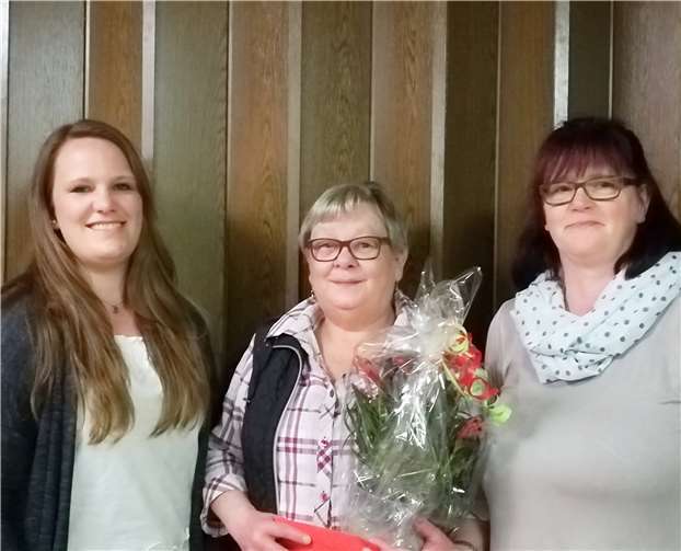 Obermöhn Jana Strunck (li.) und Isolde Schneider ehrten Leonie Schlich (Mitte) für 50 Jahre Mitgliedschaft.