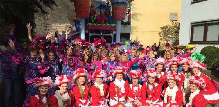 Obermöhn Karola die 1. mit ihrem prunkvollen Wagen und vielen Möhnen sowie den roten Garde Mädels in Dieblich.privat