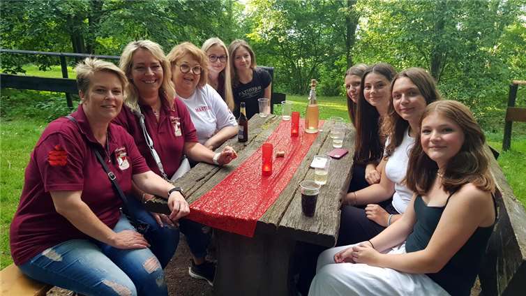 Obermöhn Martina, Möhnerich Andrea und die Möhnen-Präsidentin Martina Niepagen freuten sich über die große Anzahl junger Möhnen bei der „MöMa-Party“. Fotos: K. Hohn