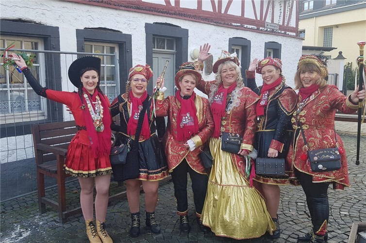 Obermöhn Martina, die Erste Steuerfrau der Freibeuter, im Herzen grün mit Blick auf das Drei-Städte-Eck und Möhnerich Andrea, Captain der drei Stadtteile mit Weitblick zum goldenen Piratenschatz, starteten mit der Rathauserstürmung in die fünfte Jahreszeit.Fotos: KH