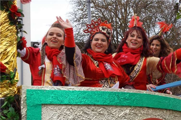 Obermöhn Susanne I. (2. von links) hatte sichtbar viel Spaß auf ihrem Prunkwagen...