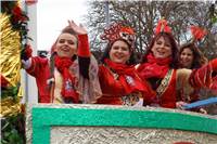 Obermöhn Susanne I. (2. von links) hatte sichtbar viel Spaß auf ihrem Prunkwagen...