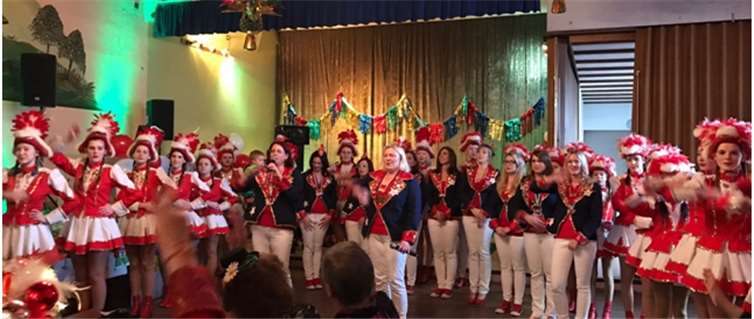 Obermöhn Ursel mit ihrem Gefolge bei der Eröffnung vom Möhnenkaffee. Privat