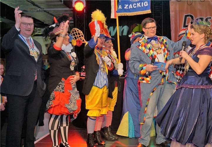 Obermöhn mit Alleinstellungsmerkmal 2017/8, Tanja Baier-Kappelmaier, überreicht SWN-Direktor Stefan Herschbach sowie den SWN´lern Andrea Haupt und Michael Bleidt die Orden. Fotos: FF