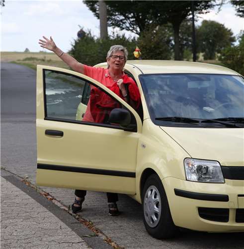 Obermöhne Elsbeth fährt standesgemäß in ihrem „Mobil“ zum Wandertag vor.