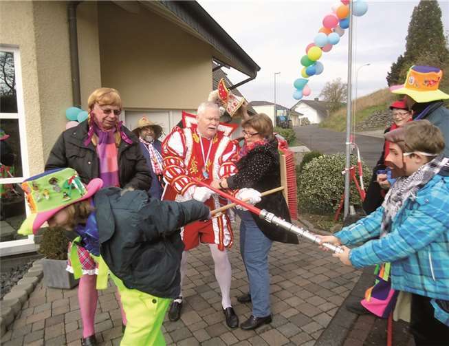 Obermöhne Margot Matzat überwältigt mit ihrem Gefolge den „verkleideten“ Ortsbürgermeister Kurt Pape. privat