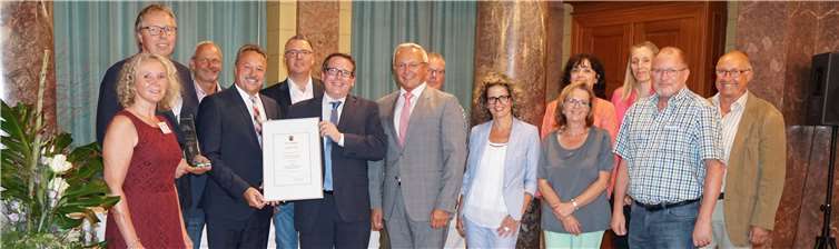 Oberraden (v.l.n.r.): Fr. Oberle-Meyer ADD, Ortsbürgermeister Achim Braasch mit weiteren Vertretern der Ortsgemeinde Oberraden, Bürgermeister Hans-Werner Breithausen, ADD-Präsident Thomas Linnertz, Landrat Achim Hallerbach und Mitglieder der Kreisjury.