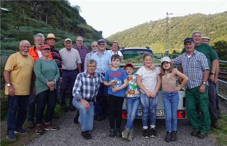 Oberrazejung Guido Ackermann führte die Schar der enthusiastischen Helfer an, die auch Schüler der St. Georg Grundschule Lehmen und die regierende Weinkönigin Mandy umfasste. Quelle: Lehmer Razejunge