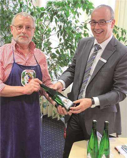 Oberrazejung Ralf Menden überreichte einige auserlesene Rieslingtropfen aus der Lehmener Würzlay. D. Möhring