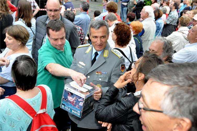Oberst Christian Bader beim Sammeln.