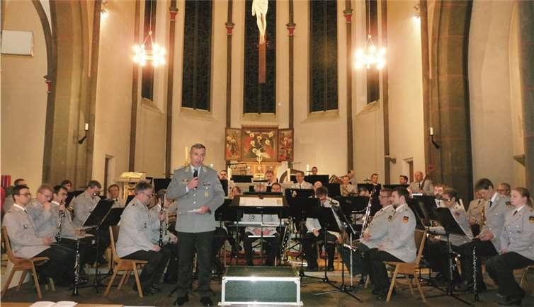 Oberst Christian Bader hieß über 200 Besucher in der Sankt Cyriakus Kirche willkommen.