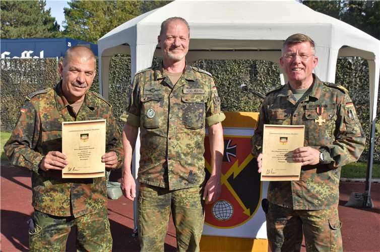 Oberst Detlef Adelmann (M), als Kommandeur des Landeskommando Nordrhein-Westfalen übertrug die Verantwortung als Standortältesten der Rheinbacher Kaserne von General Ralf Hoffmann (r) an Oberst Norbert Schmidt.(l)