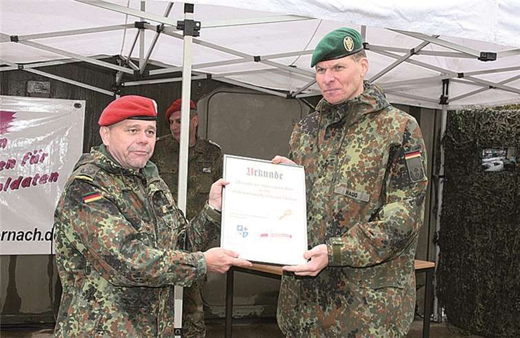 Oberst Harald Belz übergibt als zuständiger Abteilungsleiter den Schlüssel der langjährig genutzten und dabei weit gereisten Studiosende-Kabine von Radio Andernach an den stellvertretenden Direktor Oberstleutnant Peter Haug des Militärhistorischen Museums in Dresden.