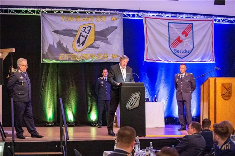 Oberst Thomas Schneider, Stadtbürgermeister Schmitz und Oberst Timo Heimbach.  Foto: Bundeswehr/Werner Rach