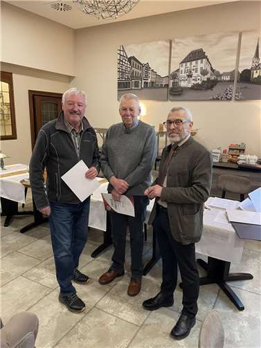 Oberst a.D. Franz Maurer (r.) dankt Hauptmann a.D. Achim Schuster (m.) und Oberstabsfeldwebel a.D. Günter Schwarz (l.) für 60 bzw. 40 Jahre Mitgliedschaft im DBwV.  Foto: Frank Gielow