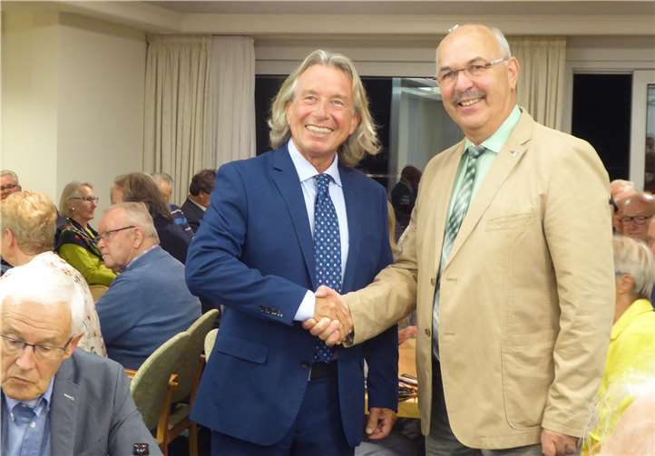 Oberst a.D. Josef Schmidhofer (rechts), Vorsitzender der Sektion Bad Neuenahr-Ahrweiler der GSP, freute sich, mit Prof. Dr. Thomas Jäger einen Experten mit teils provokanten Positionen begrüßen zu können. Foto: privat