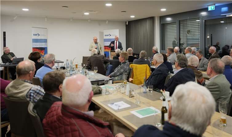 Oberst a.D. Schmidhofer; General a.D. Zorn (von links am Pult).  Foto: Elmar Gafinen