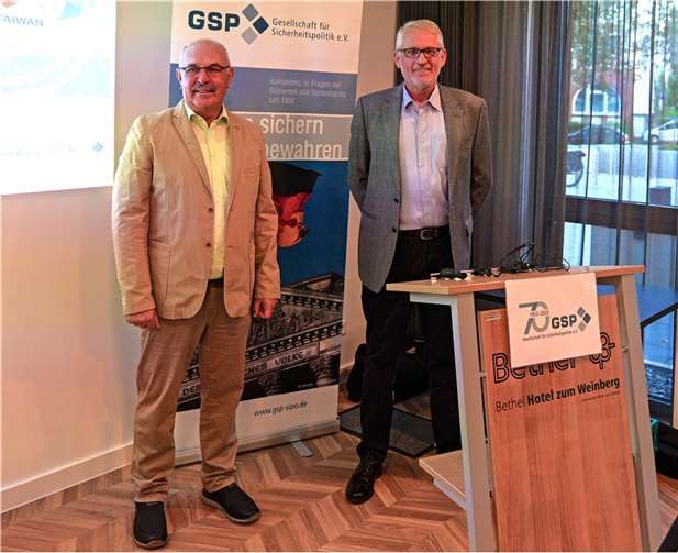 Oberst a.D. Schmidhofer, Oberst a.D. Schnell Foto: Elmar Gaffinen