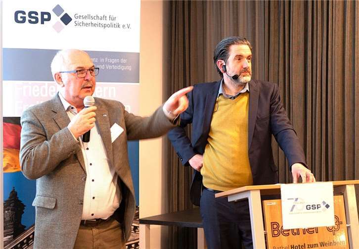 Oberst a.D. Schmidhofer (l.) und Dr. Arnautovíc.  Foto: Elmar Gafinen