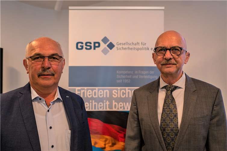 Oberst a.D. Schmidhofer(links); BG a.D. Schwalb (rechts).  Foto: Elmar Gafinen