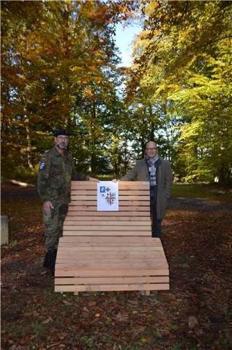 Oberst i.G. Dr. Ferdi Akaltin und Oberbürgermeister Dirk Meid zur Einweihung einer neuen Himmelsliege am Fünfkantstein. Foto: Jacqueline Blang/ Stadt Mayen