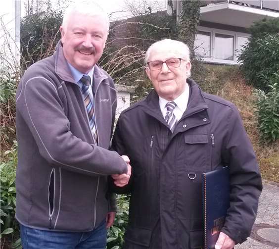 Oberstabsfeldwebel a.D. Günter Schwarz (l.) gratuliert dem Jubilar: Fregattenkapitän a.D. Alfons Szlagowski (r.). G. Schwarz