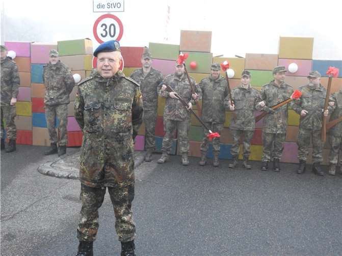 Oberstarzt Dr. Peter Richter konnte mit seinen Mannen den Sturm auf die Kaserne nicht verhindern. Fotos: WAMFO.DE