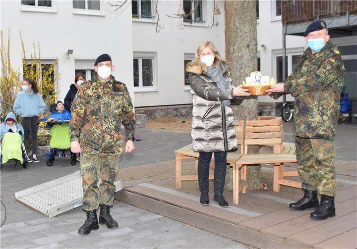 Oberstleutnamt Jens Nötzel (li.) und Brigadegerneral Ralf Hoffmann überreichen Dorothee Poschwatta den Geschenkkorb. Fotos: EICH