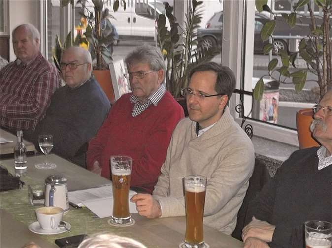Oberstleutnant Dr. Dirk Drews (2.v.r.) im Kreis der Ehemaligen.privat