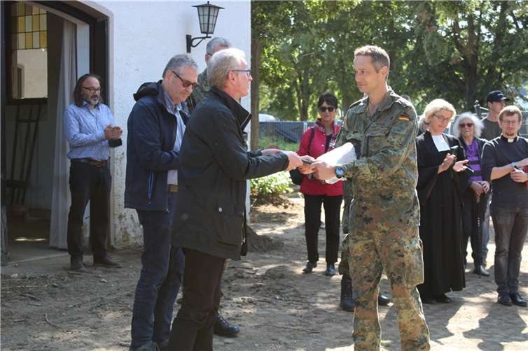 Oberstleutnant Gunter Gottfried Flach von den Panzerpionieren aus Holzminden übergibt zur Erinnerung das Wappen der Einheit an Bürgermeister Guido Orthen.Fotos: DU
