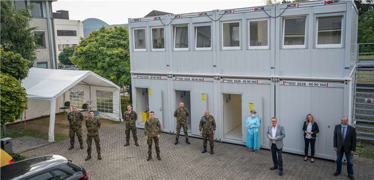 Oberstleutnant Harald Trinkaus (6. v.l.) und Oberleutnant Thomas Schmick (5.v.l.) besuchten die Soldaten am Kreisgesundheitsamt, wo neue Bürocontainer aufgestellt wurden. Dr. Stefan Voss, Fachbereichsleiterin Siglinde Hornbach-Beckers und Landrat Dr. Jürgen Pföhler (v.r.) berichteten von den Aufgaben der Mitarbeiter. Foto: Kreisverwaltung/Bernhard Risse