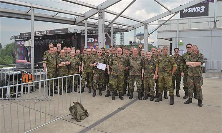 Oberstleutnant Harald Trinkaus, Leiter KVK Ahrweiler, 5. v.li. und Soldaten vor der Hauptbühne Rock am Ring. KVK AW