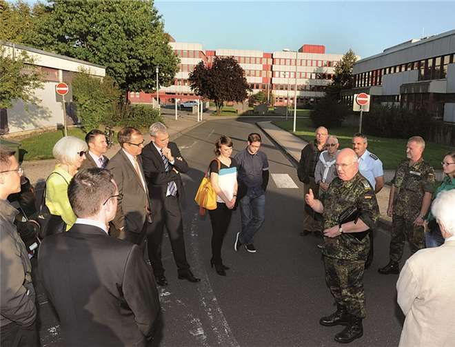 Oberstleutnant Theodor Hodouschek begleitet die Bürger durch die Liegenschaften der Ahrtal- Kaserne. FIX