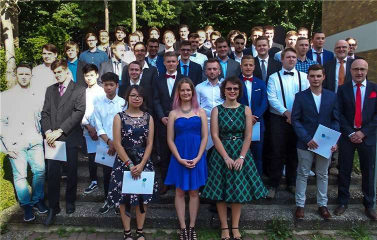 Oberstudiendirektor Rainer Probst (r.), die Lehrer des Beruflichen Gymnasiums und die neuen Abiturientinnen und Abiturienten nach der Zeugnisübergabe. privat