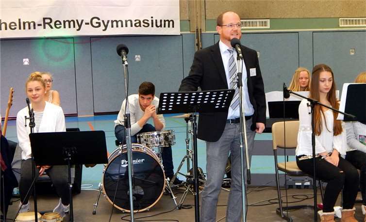 Oberstudienrat Johannes Arnold bei der Begrüßung. -GM-