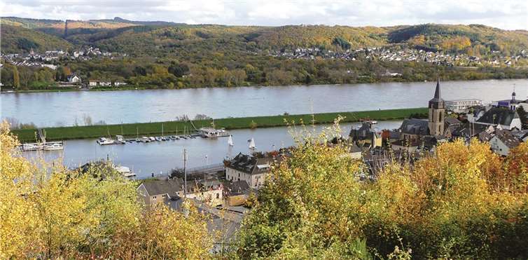 Oberwinter. Eine „wunderschöne Herbstkulisse“ dachte sich Gabi Volkmann aus Remagen-Oberwinter, als sie dieser Tag vom Aussichtsplatz auf der Hardt aus auf den Oberwinterer Hafen hinuntersah. Das Team der BLICKARAZZI-Redaktion bedankt sich herzlich bei BLICKARAZZI Volkmann für das eingesendete Foto! Gabi Volkmann