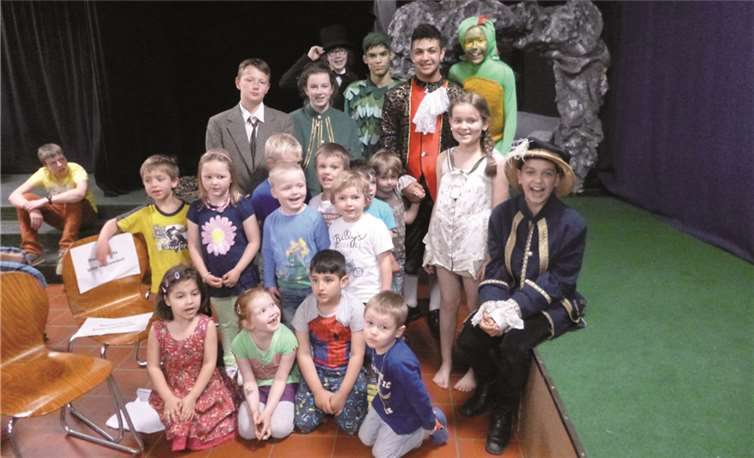 Oberwinter/Sinzig. Kürzlich fuhr die erste Gruppe vier-und fünfjähriger Kinder zu der Aufführung "Urmel aus dem Eis" ins Rheingymnasium nach Sinzig. Die dortige kleine Theater AG hatte eine tolle Theatervorführung präsentiert, die die Kind fast zwei Stunden gebannt verfolgten. Es war eine rundherum tolle Sache. Danke an die Akteure und Bühnenbildgestalter. Die Kinder waren alle begeistert.privat