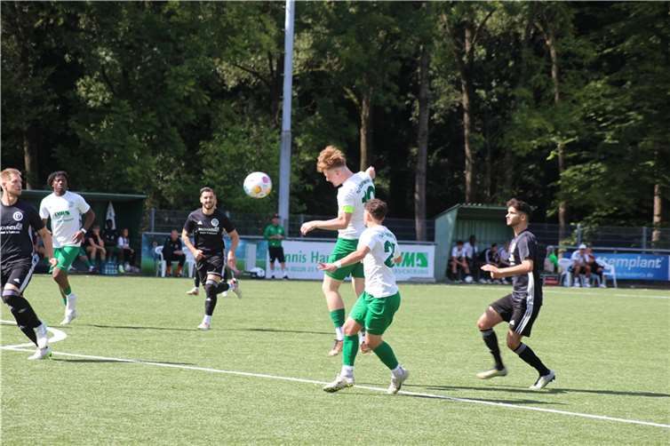 Oberwinters Max Blohm (Mitte, weißes Trikot) klärt mit einem Kopfball. Foto: LS