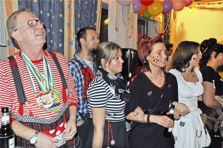 Oberwinters Ortsvorsteher Norbert Mathias und die „Damen von Stehtisch 2“ heizten die Stimmung im „Wickchen“ so richtig an.